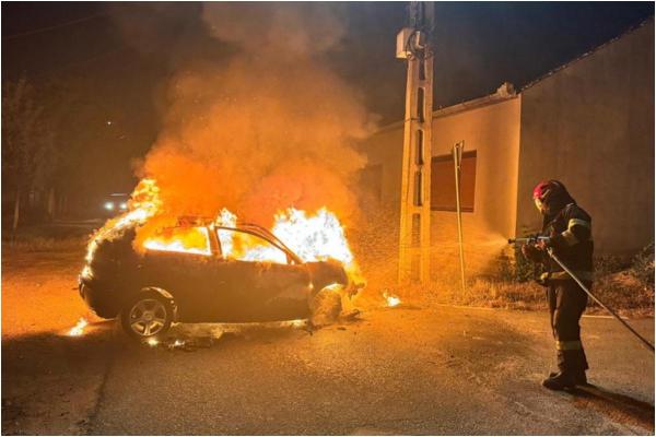 Trei copii de 9, 13 şi 15 ani au urcat într-o maşină şi s-au înfipt într-un stâlp, în Bihor. Vehiculul a luat foc după impact