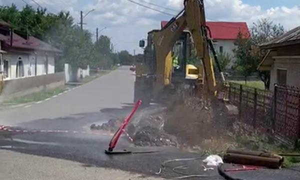 Ţeavă de gaz avariată pe o stradă din Băicoi