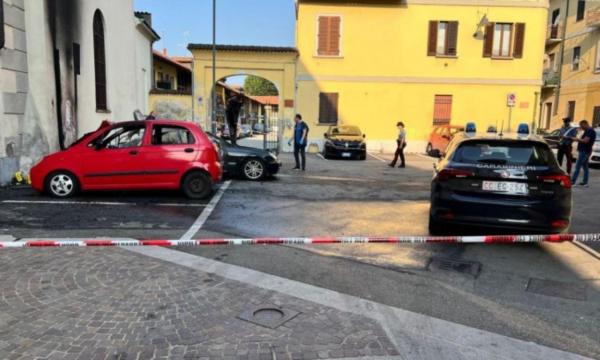 Cadavrul unui român, găsit legat cu lanțul de un stâlp şi o mașină în flăcări, lângă casa fostei iubite, în Italia