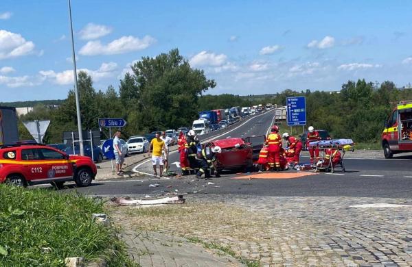 Doi bărbaţi au murit după un accident cumplit pe DN1, în Sibiu. Mașina lor a lovit un sens giratoriu, apoi s-a răsturnat