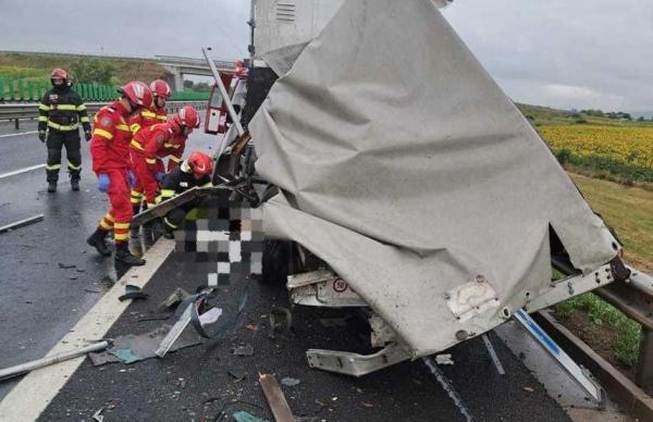 Şofer, spulberat mortal de un camion pe autostrada A1 Sibiu-Deva. Bărbatul se oprise pe banda de urgenţă şi coborâse din maşină