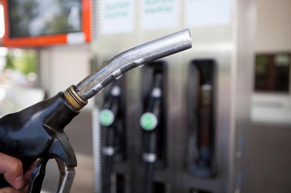 Preţurile la benzină şi la motorină sunt în scădere, faţă de cele afişate în ziua precedentă