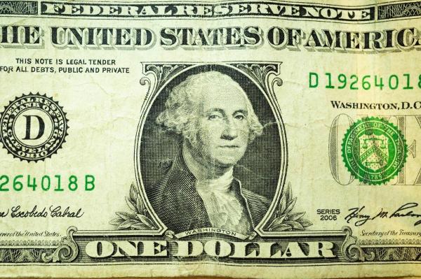 Leul românesc câştigă teren important în raport cu dolarul american