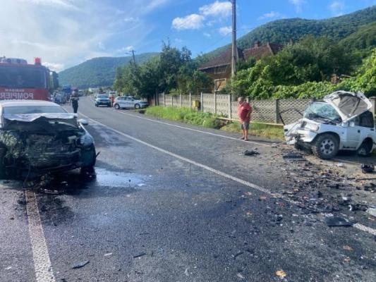 Un tânăr drogat şi cu permisul anulat a provocat un accident grav în Hunedoara şi a fugit. A fost prins la 200 de metri de locul impactului