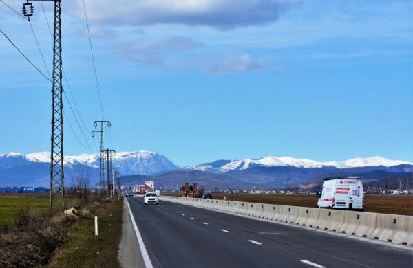 Camioanele de peste 7 tone vor putea circula timp de o lună pe DN1. Restricţiile de tonaj, ridicate pe perioada lucrărilor pe Valea Oltului