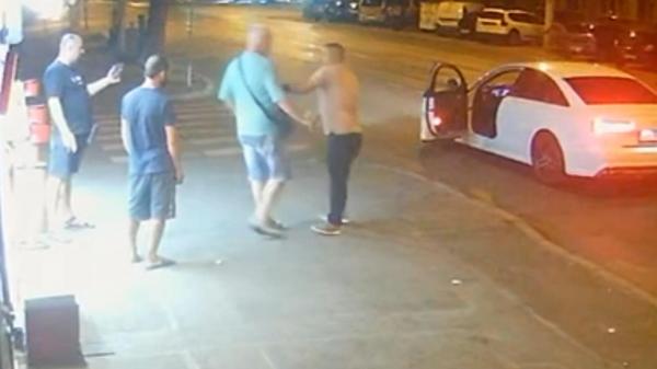 Bărbat atacat cu un cuţit, în faţa unui magazin din sectorul 6 al Capitalei. Mai multe persoane au privit scenele oribile, fără să intervină