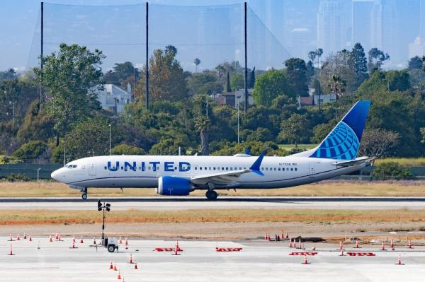 Un avion Boeing şi-a pierdut o roată la decolarea de pe aeroportul din LA. Incidente pe bandă rulantă pentru companie