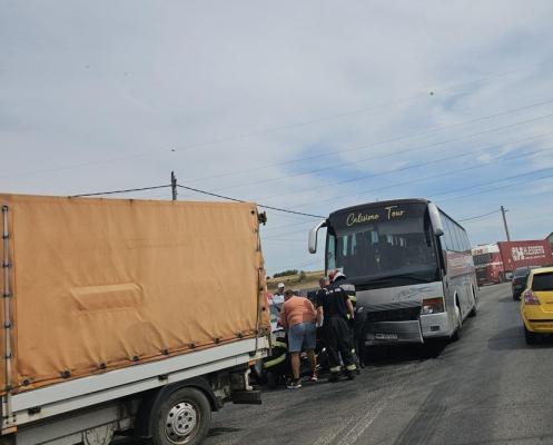 Accident între un autocar cu elevi şi o maşină, la intrare în Turda. O adolescentă şi o femeie de 60 de ani, transportate la spital