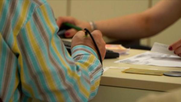 Poştaşii din toată ţara vor livra vineri deciziile de recalculare a pensiilor. Beneficiarii sunt sfătuiţi să fie prezenţi la domiciliu