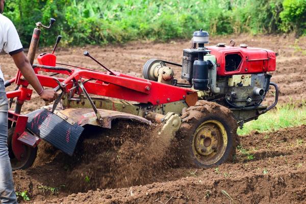 Un bărbat din Covasna şi-a pierdut viaţa, după ce s-a răsturnat cu un motocultor