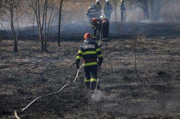 Bătrân de 70 ani, găsit carbonizat după ce a dat foc vegetaţiei pe un câmp, iar flăcările au scăpat de sub control, în Cluj