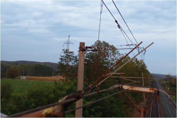 Furtuna a afectat circulaţia trenurilor în vestul ţării. Vântul și crengile au rupt cablurile electrice și au blocat calea ferată