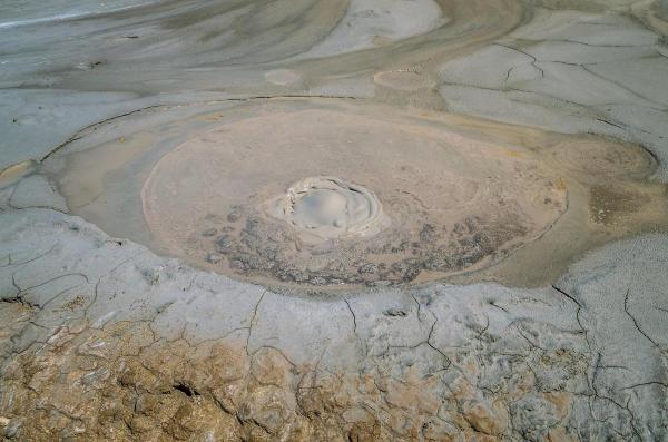 Vulcanii Noroioşi reprezintă cea mai importantă atracţie turistică a judeţului Buzău