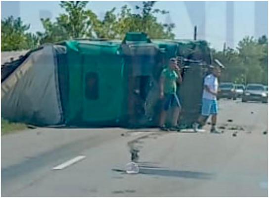 Șofer de 44 de ani, mort pe loc după ce mașina sa s-a izbit de un TIR. Tragedie în Brăila, din cauza neatenției