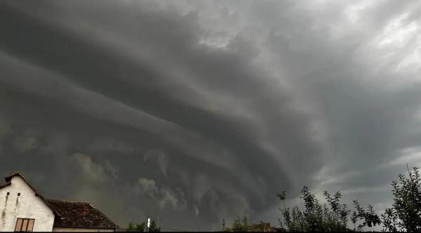11 judeţe intră sub avertizare de cod galben de ploi şi vijelii. Restul ţării rămâne sub cod portocaliu şi cod galben de caniculă