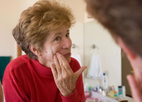 Oamenii îmbătrânesc dramatic în două momente din viaţă