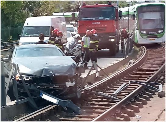 Un șofer băut a rămas cu BMW-ul blocat pe linia de tramvai 41 timp de o oră. STB vrea să îl dea în judecată: "Vom cere despăgubiri"