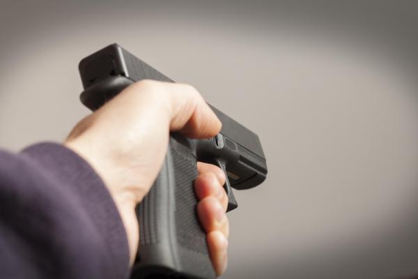 Un pistol și muniție, găsite în locuința unui bărbat de 40 de ani din Dâmbovița