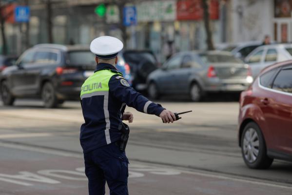 Un șofer a luat pe capotă un polițist și l-a târât câțiva metri, după ce nu a vrut să coboare din mașină pentru un control, în Cluj