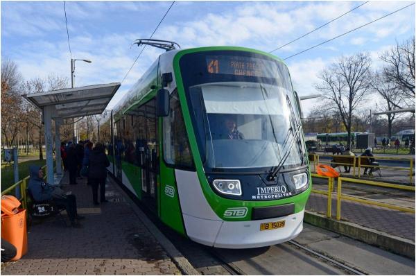 Un copil de 13 ani este autorul atacului cu cuţitul dintr-un tramvai din Bucureşti. A fost ajutat de prietenul de 15 ani