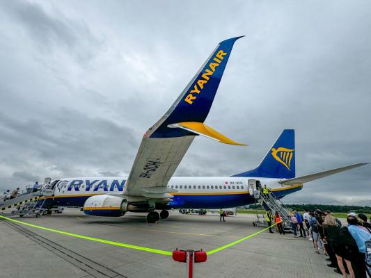 Ryanair vrea să limiteze alcoolul oferit pasagerilor în timpul zborurilor. "Mai beţi şi ceai"