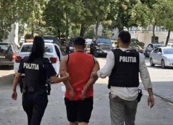 Un tânăr din Craiova şi-a înjunghiat fosta iubită într-un magazin. Avea interdicţie să se aproprie de fată timp de 6 luni