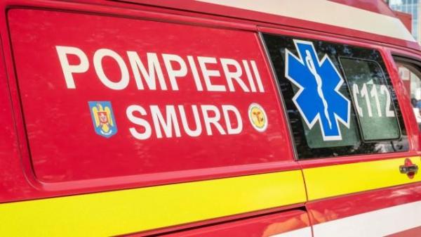 Incident bizar într-un supermarket din Bucureşti. Două persoane, transportate la spital după au căzut patru geamuri peste ele