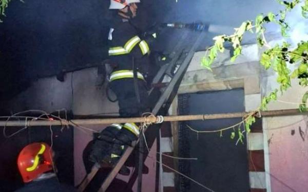 I-a luat foc casa, după ce a aruncat o ţigară nestinsă. Drama unui localnic din Giurgiu, salvat din flăcări de vecini