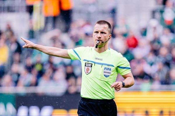 În pragul comei alcoolice, doi arbitri VAR din Liga Campionilor au furat un indicator rutier, în Polonia