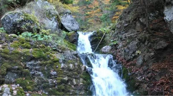 Cascada Urlătoarea este o atracţie turistică extrem de apreciată