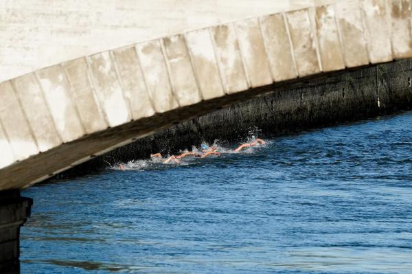 JO 2024. Doi sportivi portughezi s-au îmbolnăvit după ce au înotat în apele Senei