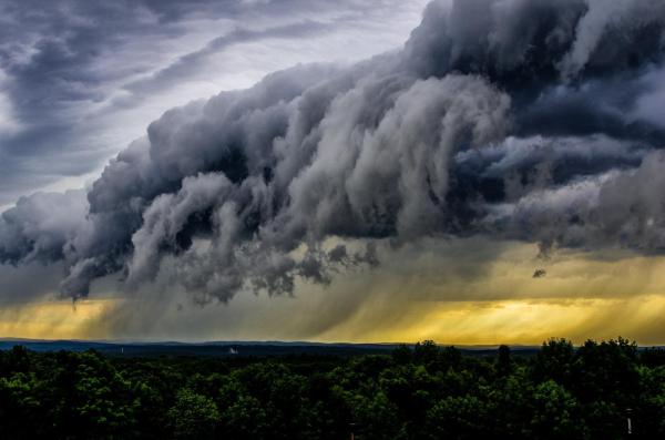 Ploi şi vijelii în toată ţara, până joi dimineaţă. La noapte, 14 judeţe şi Capitala intră sub avertizare meteo de furtuni