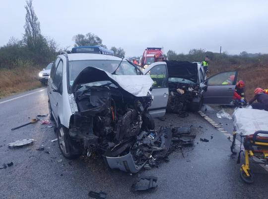 Accident cumplit cu 6 victime pe DN 76, în Bihor. Au fost implicate un autocamion şi două maşini