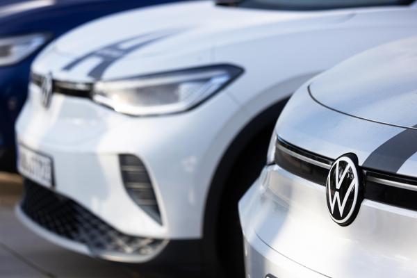 Cel mai mare producător auto din Europa se pregătește de concedieri din 2025. Prima măsură luată de Volkswagen