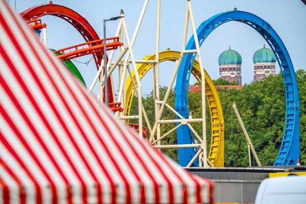 Panică într-un parc de distracţii din Germania. Pasagerii unui roller coaster, blocaţi în scaune timp de 40 de minute după o defecţiune