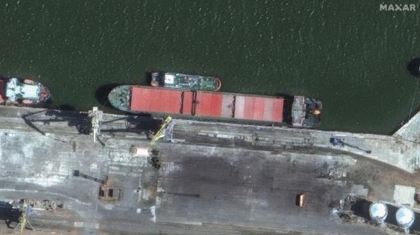 O navă rusească, suspectată că ar transporta rachete balistice iraniene, observată într-un port la Marea Caspică. Imagini din satelit