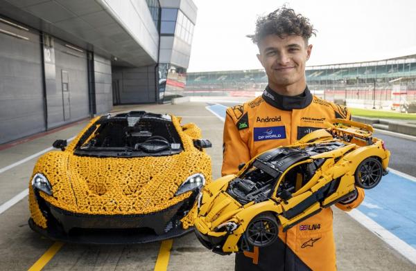 Lando Norris a parcurs un tur al circuitul Silverstone într-un McLaren P1 LEGO Technic în mărime naturală. Maşina este complet funcţională