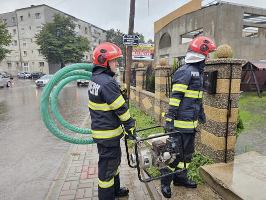 Subsolul Spitalului de Recuperare Sf. Gheorghe din Botoşani, inundat în urma ploilor