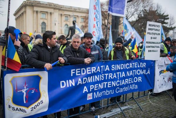 Protest al militarilor şi al poliţiştilor de penitenciare, marţi, în faţa centrelor PSD şi PNL. Manifestanţii cer "dreptul la un trai decent"