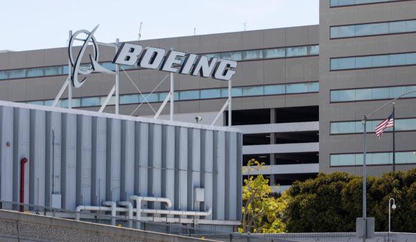 Criză la Boeing. Compania anunţă concedieri masive şi trimite angajaţii în concedii fără plată