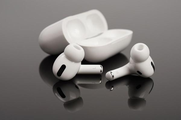 Apple introduce o nouă tehnologie revoluţionară. Căștile AirPods Pro 2 devin proteze auditive