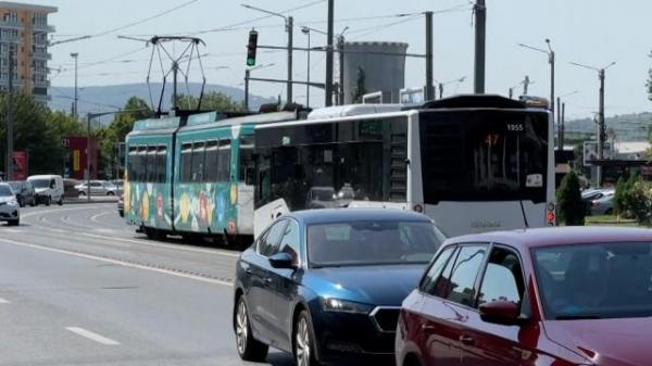 Oraşul din România care îşi transformă tramvaiele vechi în cafenele pe roţi. Oamenii sunt revoltaţi