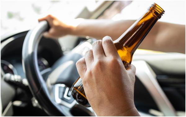 Un şofer aflat aproape în comă alcoolică a fost prins conducând pe un drum din Iaşi. Avea o alcoolemie de 3,78 la mie