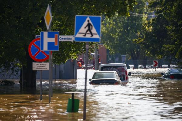 Furie într-un oraş din Polonia. Un milionar e acuzat că a inundat voit toată zonă doar pentru a-şi salva afacerea