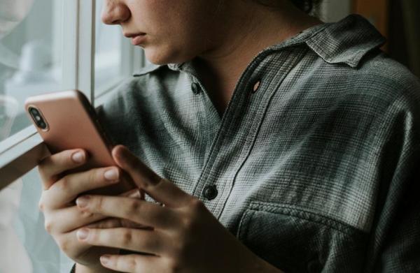 Adolescentă care sună la telefon