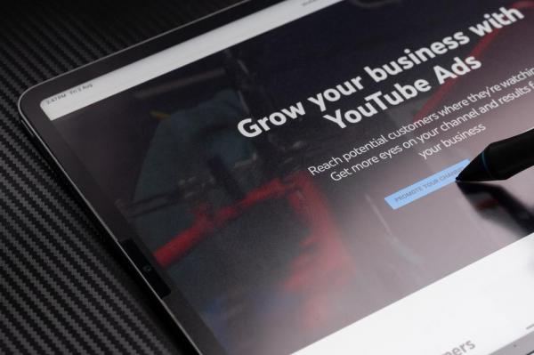 Youtube va afişa reclame chiar şi atunci când videoclipurie sunt puse pe pauză. Noua decizie controversată a Google