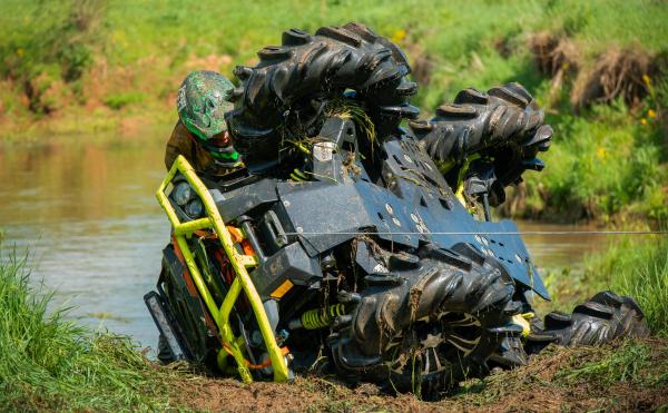 O persoană a murit după ce s-a răsturnat cu un ATV într-o râpă