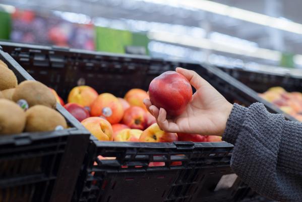 Alertă în magazinele Penny. Nectarine din Turcia, cu nivel ridicat de pesticide, găsite de inspectorii ANPC