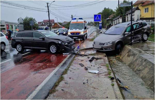 O fetiță de 6 ani, rănită după ce două mașini s-au ciocnit violent pe o șosea din Vâlcea