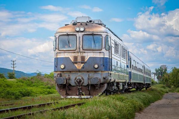 Trenurile Bucureşti-Cluj Napoca şi Oradea-Bucureşti, întârziere de 6 şi 7 ore. Un tren de marfă s-a defectat şi a întrerupt circulaţia